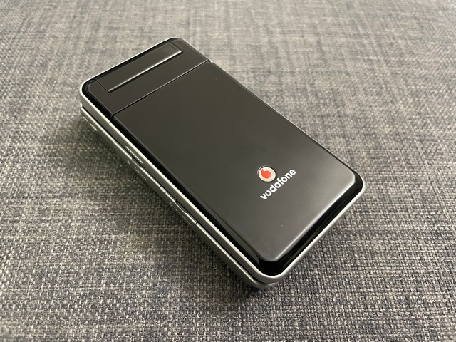 Mint Rare SHARP Vodafone 903SH Black SX833 FW Unlocked 3G Flip